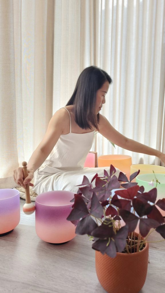 Người dẫn chơi chuông pha lê nhiều màu
