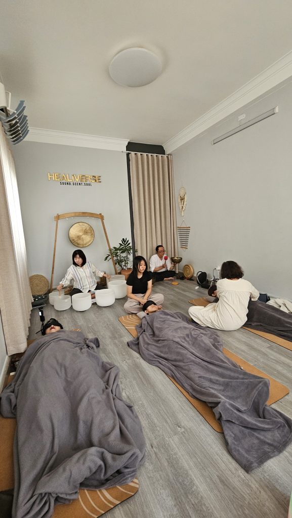 Người chơi miết dùi quanh miệng chuông pha lê