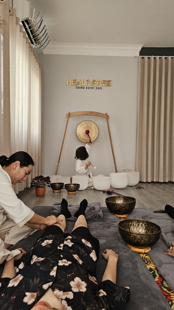 Người thực hành chơi chuông pha lê trong phòng tập