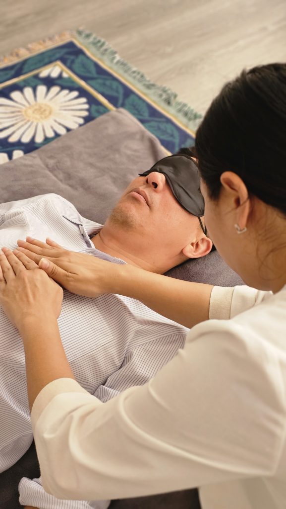 Khách đeo bịt mắt nằm nghe chuông