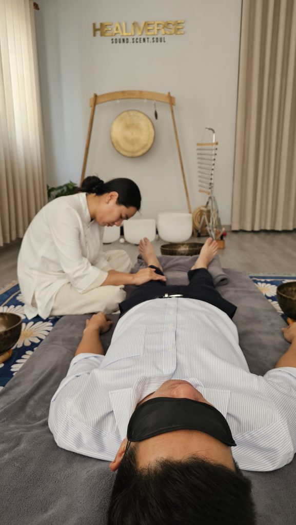 Người dẫn chơi chuông bên khách đang nghỉ