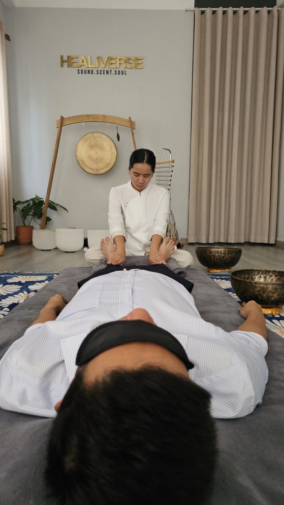 Người dẫn chơi chuông xoay gần khách