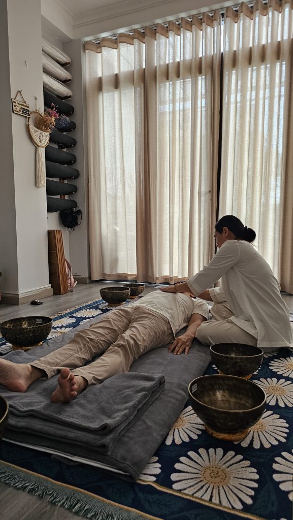 Người dẫn chuẩn bị chuông pha lê trước buổi tắm âm thanh