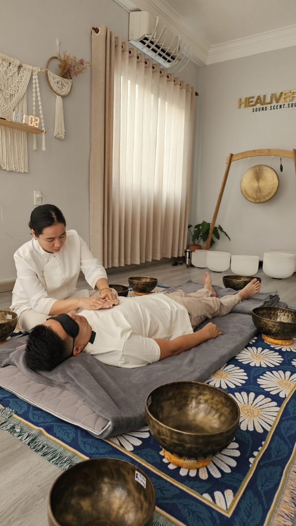 Người dẫn chơi chuông bên cạnh khách