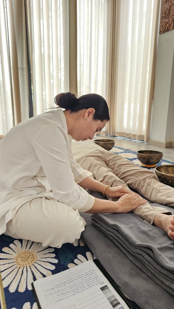 Khách đắp chăn nằm nghe chuông trong buổi tắm âm thanh