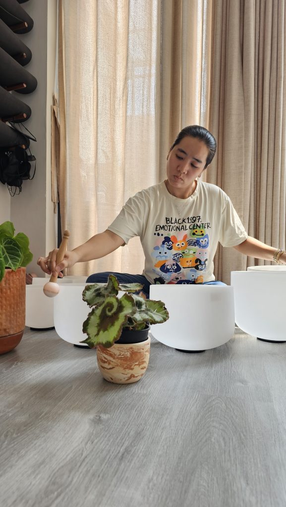 Học viên chơi chuông pha lê trong lớp tại HEALIVERSE
