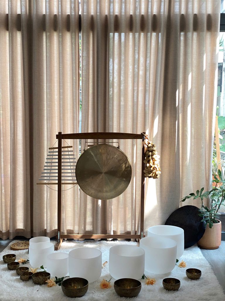 Gong lớn treo trên giá gỗ trong phòng tắm âm thanh
