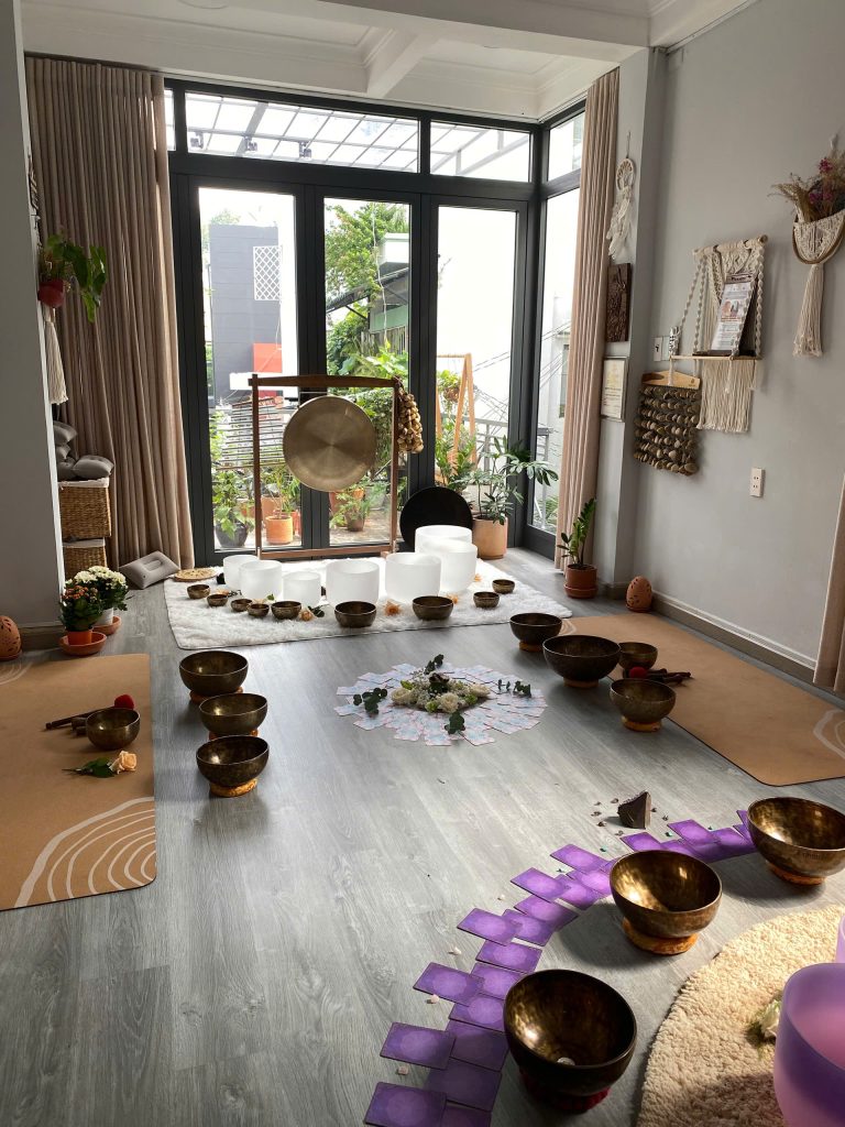 Phòng tắm âm thanh với chuông xoay xếp trên sàn