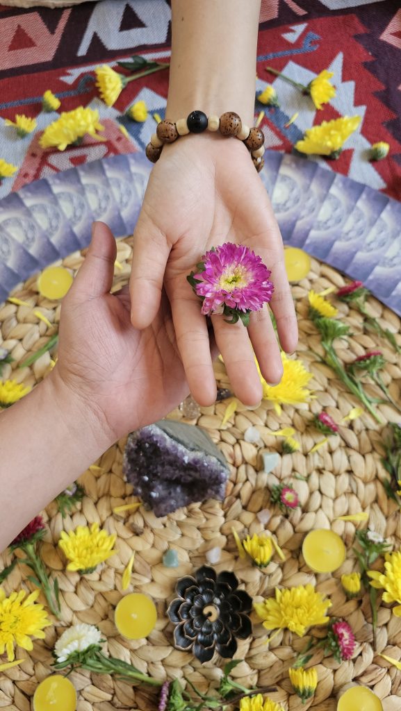 Khách ngồi thư giãn cạnh chuông pha lê
