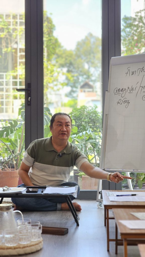 Học viên thực hành chuông pha lê trong lớp