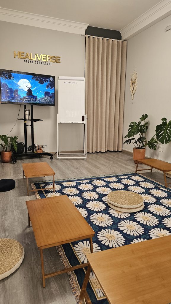 Phòng sound healing hoàn thiện với gong và chuông pha lê