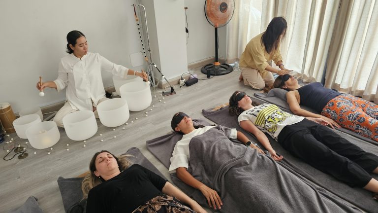 Midday Sound Bath – Tắm âm ngủ trưa sẽ diễn ra như thế nào?