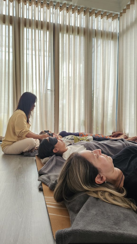 Người dẫn chơi chuông pha lê bên cạnh khách