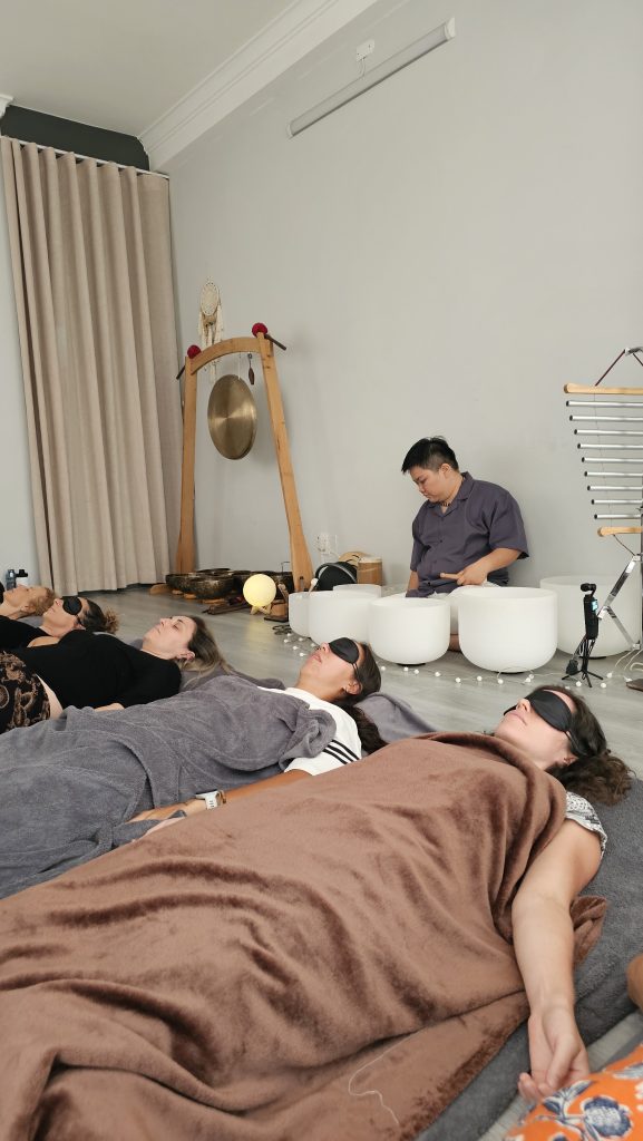 Khách nằm nghe chuông pha lê trong buổi tắm âm thanh tại HEALIVERSE