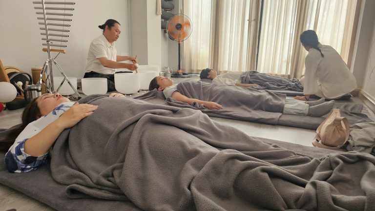 Tắm âm thanh và giấc ngủ: nghiên cứu nói gì?