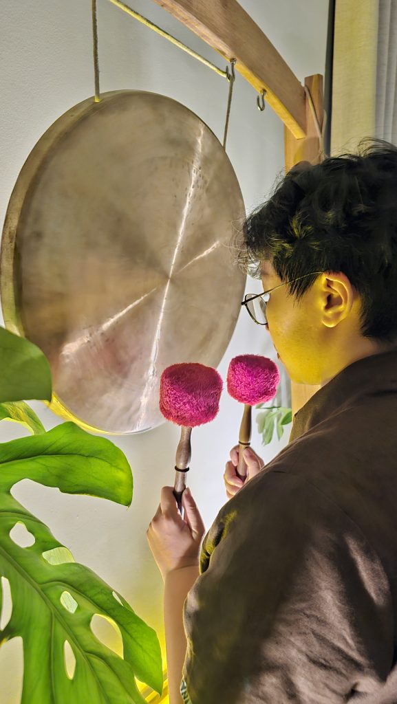 Người chơi gong bằng dùi bông