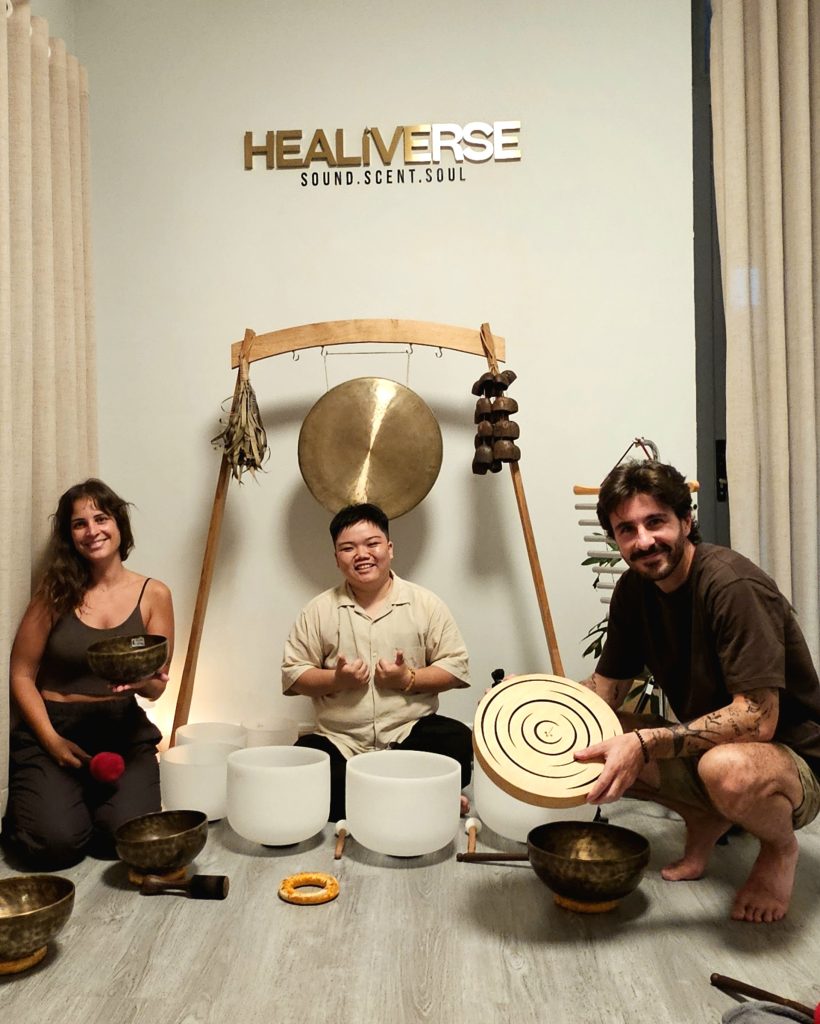Khách và người dẫn bên gong sau buổi tắm âm thanh
