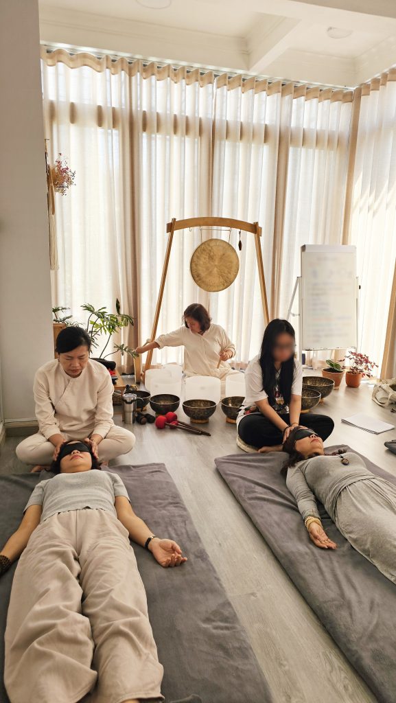 Khách nằm nghe chuông trong phòng tắm âm thanh