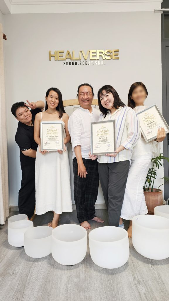 Giảng viên trao chứng nhận hoàn thành khóa học