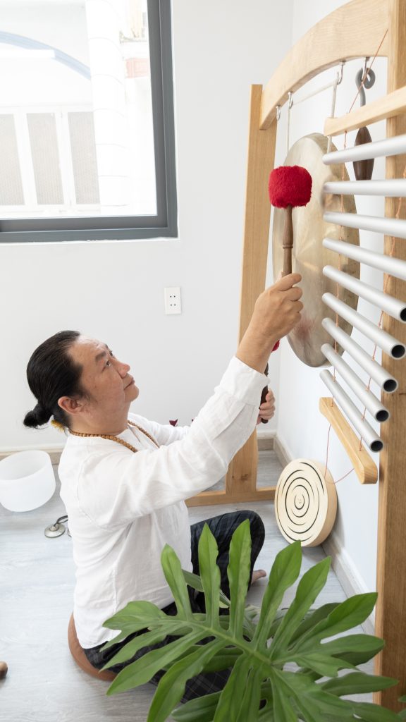 Giảng viên hướng dẫn chơi chuông pha lê