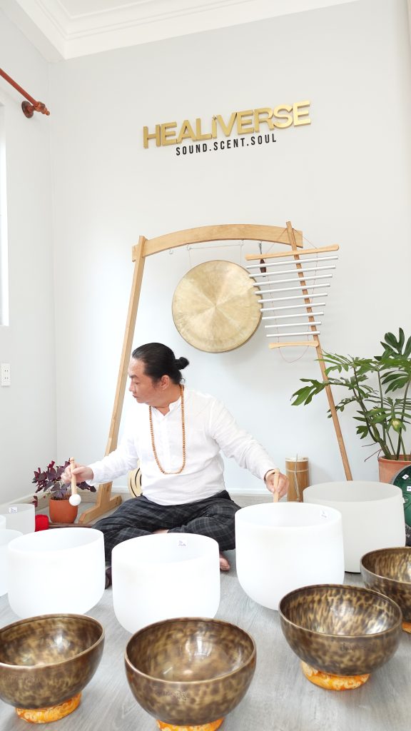 Học viên luyện tập chuông pha lê
