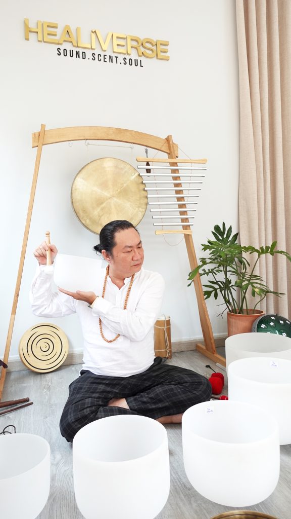 Thầy Trương Quốc Hưng hướng dẫn chơi chuông pha lê
